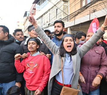 संसद् विघटनविरुद्ध प्रचण्ड-नेपाल समूहको अनेरास्ववियुले गर्‍यो प्रदर्शन (फोटो फिचर) 